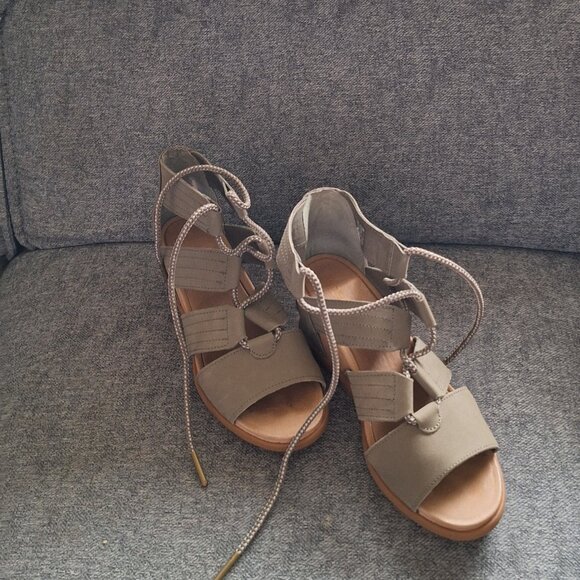 Shoes - Picture 4 of 4